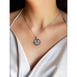 Collana loto in argento s925 con cristalli chakra colorati su una modella femminile