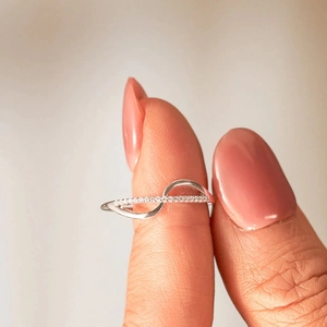 Elegant S925 sterling silver wavy ring featuring sparkling pavé zircon stones on hand