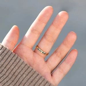 Bague Never Quit minimaliste en argent S925 doré portée à l'index pour un look chic