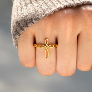 Minimalist gold-plated s925 silver cross ring featuring an infinite weave design on a model