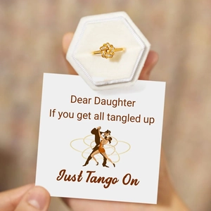 Détail de la bague nœud d'amour en or avec zircon et carte de vœux incluse