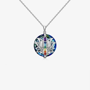 Collana loto in argento S925 con cristallo blu scuro e sette pietre chakra