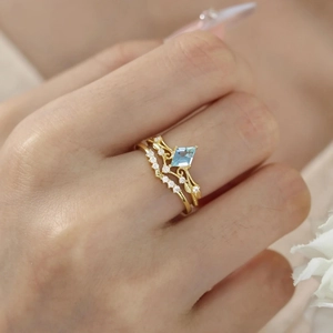 Vintage 925 sterling silver V-shaped heart ring set with blue gemstone and micro-pavé diamonds