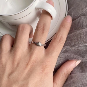 S925 sterling silver heart open ring with textured chain band on finger