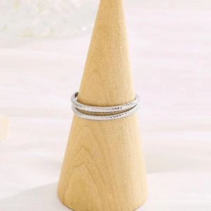 Doppellagiger S925-Sterling-Silber-Ring mit Seil-Textur auf einem minimalistischen Holzständer
