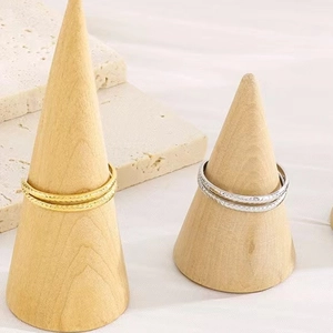 Detail von vergoldeten und silbernen S925 Sterling Silber Doppelringen auf Holzständern