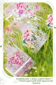 Dettaglio del nastro PET floreale con effetto perla e motivi di orchidee viola