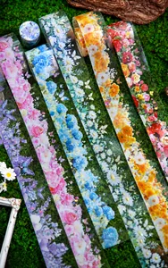 Vue macro des rubans PET floraux avec papillons colorés et détails holographiques
