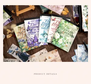 Λεπτομερής όψη vintage χαρτιών scrapbooking με θέμα πεταλούδα σε ξύλινο φόντο