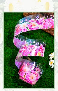 Vue macro du ruban PET floral avec papillons laser et motifs de fleurs roses de pivoine