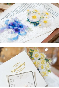 Detalle de pegatinas florales de PET en páginas de libros vintage para decoración