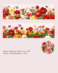 Détail du ruban PET floral Warm Rose avec des motifs de roses et de papillons