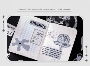 Detailweergave van zilveren esthetische stickers met rozenpatronen en citaten op ruitjespapier