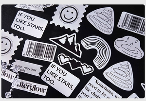 Macro-opname van minimalistische zwart-witte decoratieve stickers met typografie en graphics
