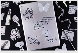 Detailopname van waterdichte PET-stickers met dierenillustraties en teksten op iPad