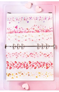Détail du ruban PET cœur rose avec motifs en dégradé et finition métallisée pour scrapbooking