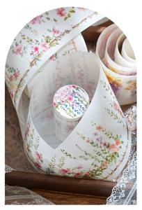 Vista detallada de la cinta washi floral con motivos de rosas en bandeja de madera y encaje