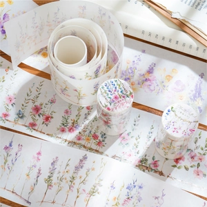 Set de cintas washi Wild Garden con patrones botánicos florales en mesa de madera retro