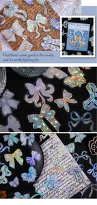 Gros plan de 15 autocollants de nœuds holographiques aux reflets laser brillants