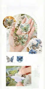 Dettaglio di adesivi a farfalla vintage con texture floreali in rilievo e motivi eleganti