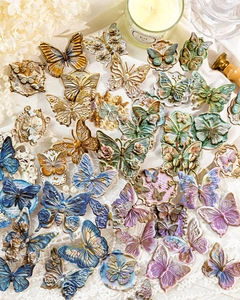 Dettaglio macro di adesivi a farfalla 3D vintage in rilievo su seta bianca