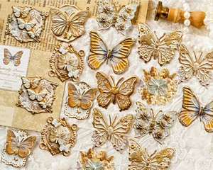 Dettaglio macro di adesivi a farfalla vintage con trama a rilievo e pizzo decorativo