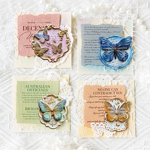 Set di quattro adesivi a farfalla vintage a rilievo con cornici su cartoncini decorativi