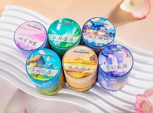 Détail de 6 rubans adhésifs washi aux motifs naturels sur un présentoir ondulé fleuri