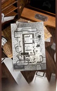 Vue macro d'autocollants vintage avec cadres de film et motifs floraux pour le journaling