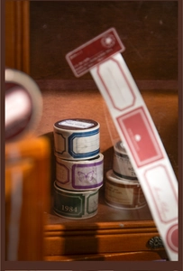 Gros plan détaillé de stickers rétro sur un fond de rangement en bois vintage rustique