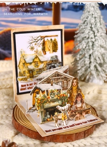 Detailansicht der 3D-Winter-Papierdekoration mit gemütlichem Haus und Rentier-Motiven