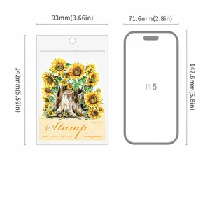 Größenvergleich der PET-Stumpfaufkleber 93x142mm Verpackung neben dem iPhone 15