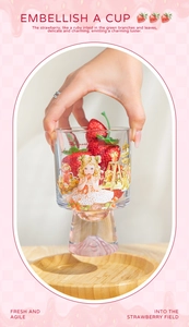 Detail van artistiek glas met vintage aardbeienillustratie en roze bergvormige bodem