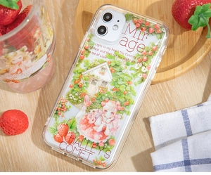 Transparant iPhone-hoesje met aardbeienillustraties op houten dienblad met vers fruit