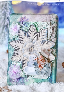 Dettaglio di carta per scrapbooking invernale con illustrazione di ragazza e pupazzo di neve