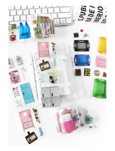 Detail van PET-stickers met blauwe boodschappentassen en kluisjes voor DIY-scrapbooking