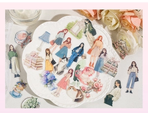 Künstlerisches Detail von PET-Stickern mit Mädchen und Blumen auf einem Keramikteller