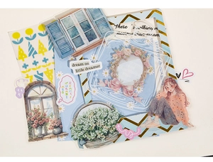 Nahaufnahme von Vintage PET Aufklebern mit floralen Elementen und Retro Mädchen für DIY Tagebuch