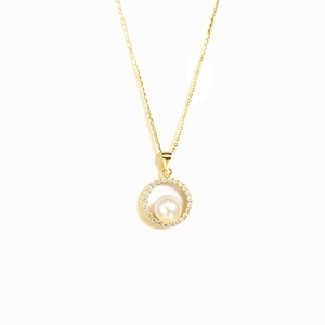 Elegante collana in argento S925 dorato con perla centrale e alone di diamanti brillanti
