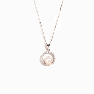 Dettaglio collana in argento S925 con ciondolo di perla rotonda e cristalli scintillanti