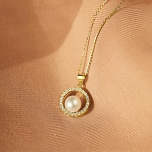 Collana in argento S925 placcato oro con perla rotonda e corona di zirconi lucidi