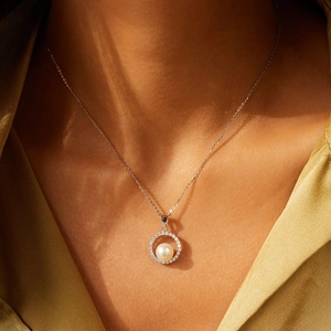 Collana raffinata in argento s925 con ciondolo di perla e zirconi su abito in seta