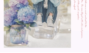 Makro-Detail des hochtransparenten Acryl-Aufstellers mit Blumen-Illustration und Figur