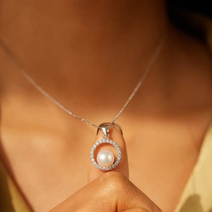 Collana in argento S925 con perla e pendente a cerchio scintillante su una modella