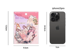 Größenvergleich von Anime-Mädchen PET-Aufklebern 12,6x9,5cm neben einem Smartphone