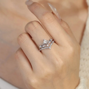 Elegant s925 silver rhombic zircon ring set with V-shaped pavé band for women