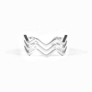 Détail d'une bague à trois couches en argent sterling s925 au design minimaliste ondulé