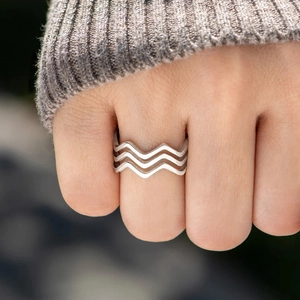 Bague minimaliste en argent sterling s925 avec design ondulé à trois couches au doigt