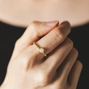 Bague en argent sterling S925 avec opale ronde et anneau perlé doré au doigt