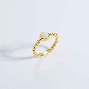 Vue détaillée de la bague perlée en argent S925 avec opale blanche et poinçon métal
